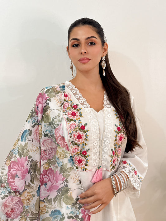 AARA - Embroidered Elegance Kurta Set with Dupatta