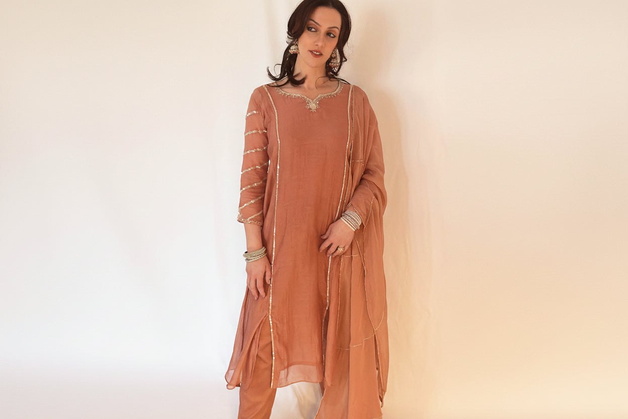 IMAN_Peach_Mul_Chanderi_Embellished_3PC_Suit_Set Outfit Closer Picture