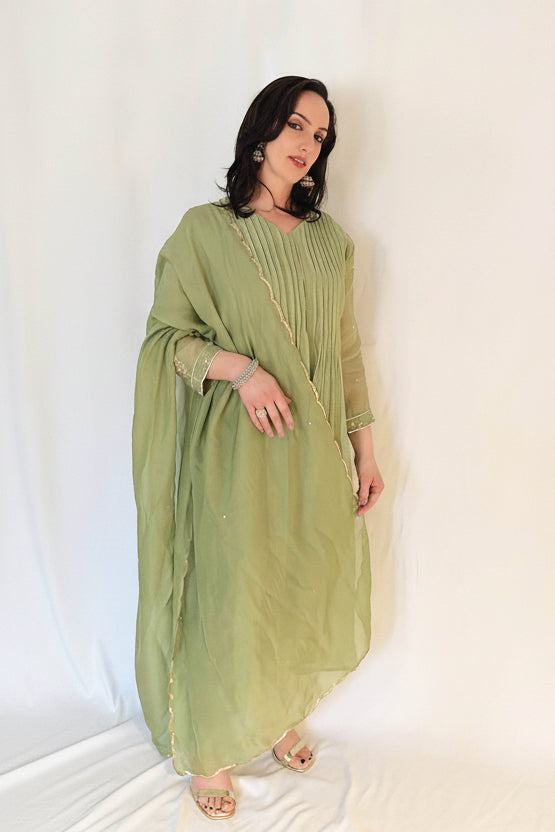 SAFA_Green_Elegant_Pleated_Pintuck_Mul_Chanderi_Set_Front Pose