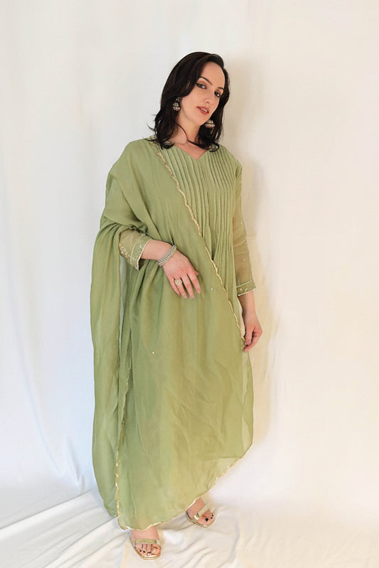 SAFA_Green_Elegant_Pleated_Pintuck_Mul_Chanderi_Set_Front Pose