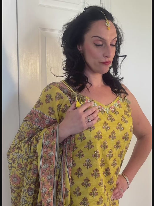 Avni Yellow Sleeveless Printed Kurta And Trouser Suit Set